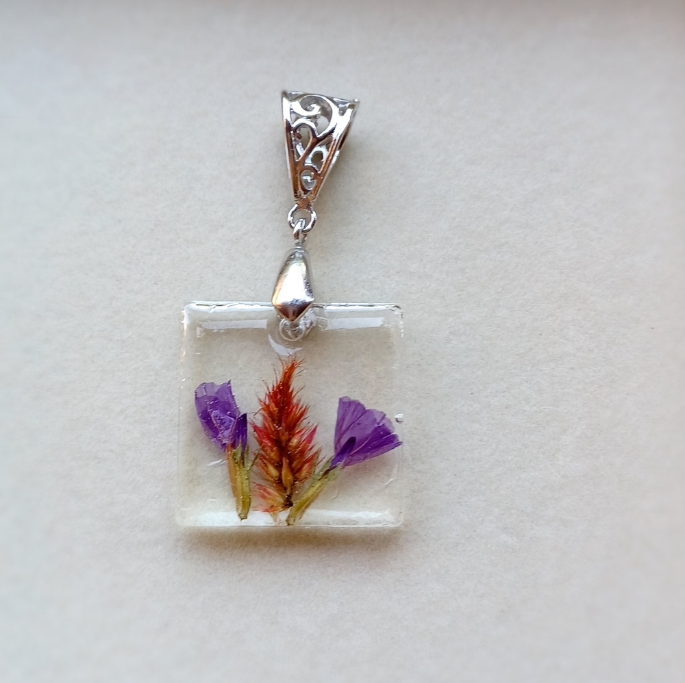 Lovely 😍 floral resin pendant